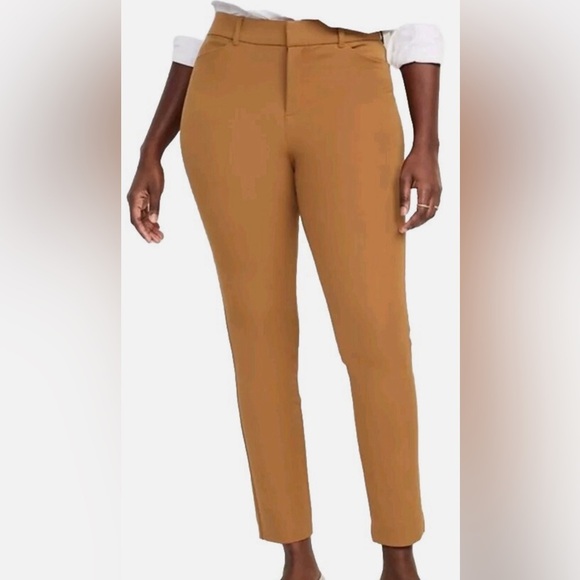 Old Navy Secret Stretch Pixie Pants in Bourbon NWT
Pantone Color - Picture 1 of 6